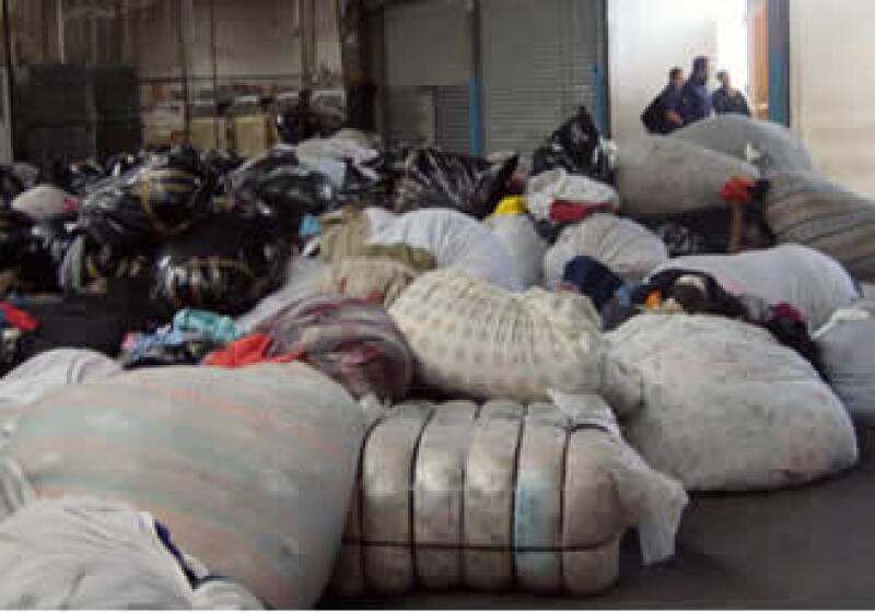 La PGR confiscó 700 toneladas de ropa de contrabando, las cuales serán entregadas el miércoles a una cementera. (Foto: Silvia Ortiz)