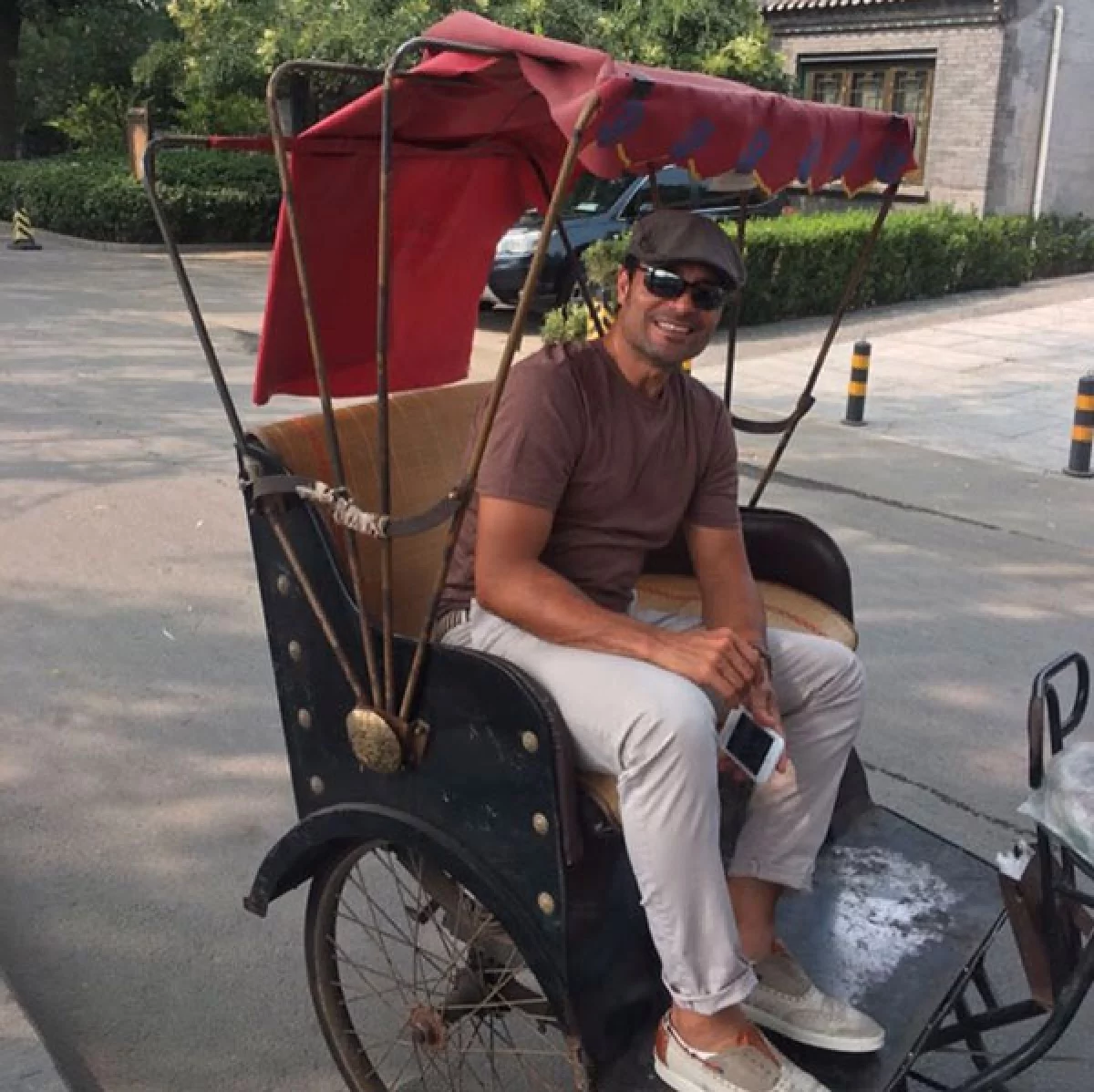 El cantante lleva un mes de vacaciones, y en su paso por Tailandia, no dudó en relajarse con muy poca ropa.
