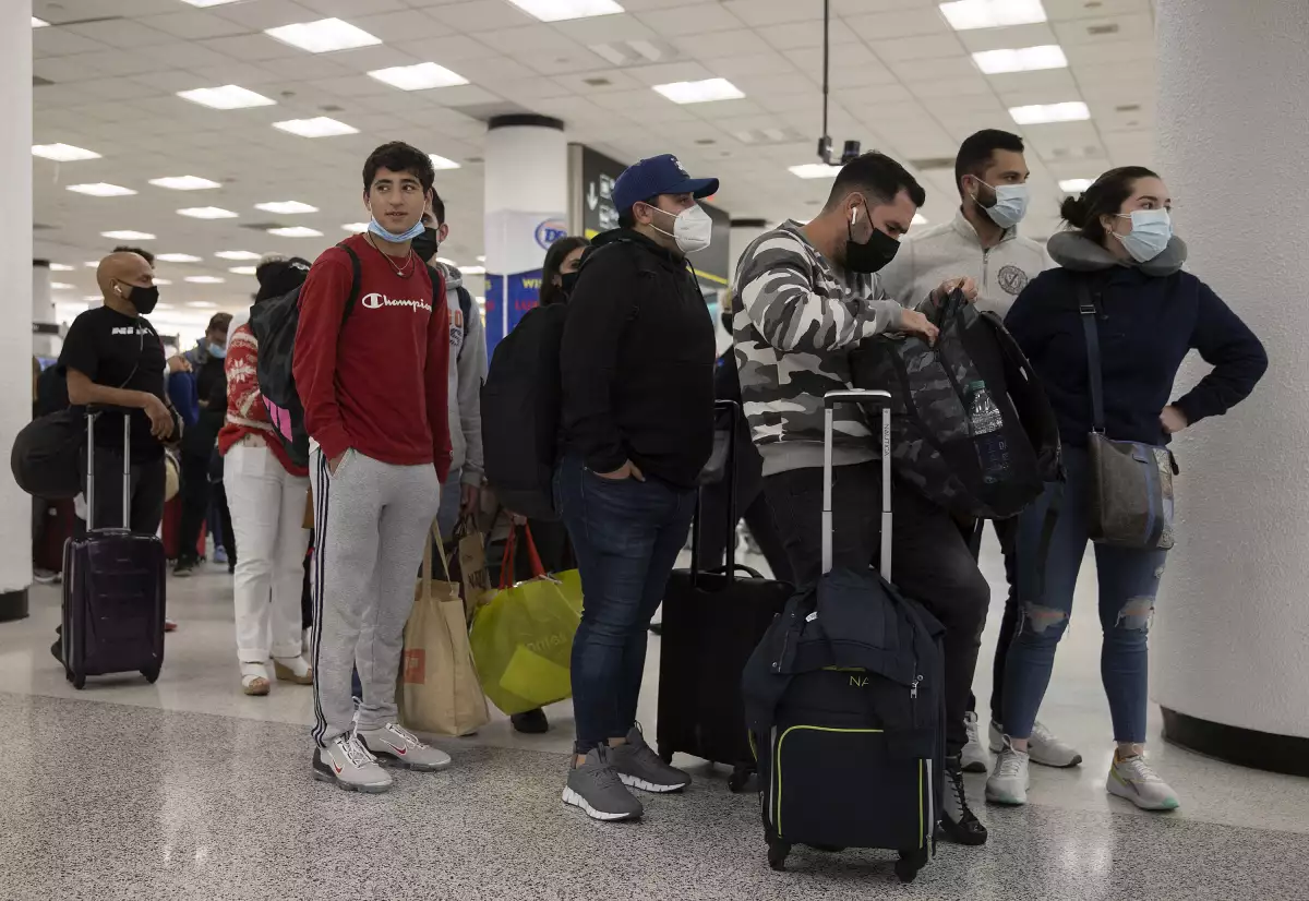 Ómicron impacta a las aerolíneas y enciende la alerta en Francia y Dinamarca