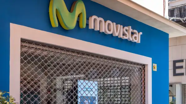 Fachada azul de una tienda de servicio al cliente de Movistar con el logo de la empresa