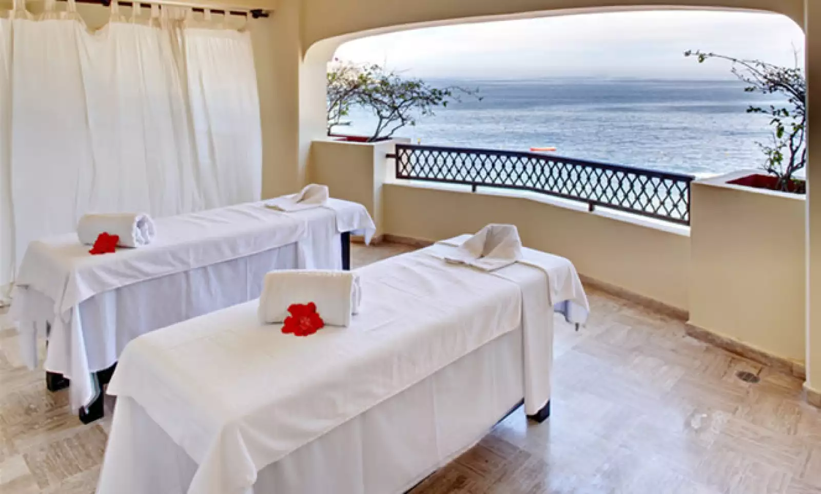 Además de proveer uno de los mejores tratamientos en la región, otros atractivos del hotel son gimasio, tenis, kayaks, clases de baile, snórkel, entre algunos más.