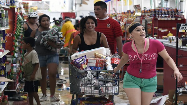 Medios indican que algunos pobladores se han metido a las viviendas afectadas por el huracán.
