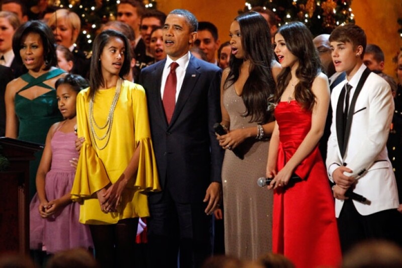 Malia y Sasha, hijas de Barack Obama, lucieron muy contentas de convivir con su ídolo Justin Bieber.