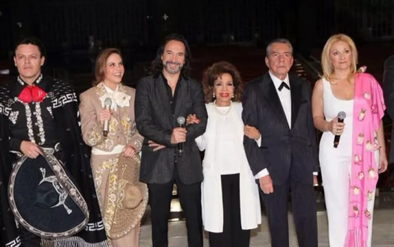 Lucero, Eugenia León, Guadalupe Pineda, Pedro Fernández, María Victoria y Marco Antonio Solís, se reunieron en la Basílica de Guadalupe para cantarle a la Santa Patrona de Mexico.