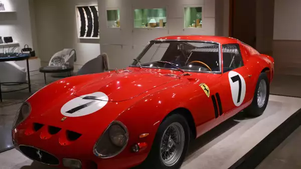 Ferrari 250 GTO de 1962, el automóvil más valioso jamás ofrecido en una subasta, se exhibió durante una vista previa en Sotheby's en Nueva York el pasado 2 de noviembre de 2023.