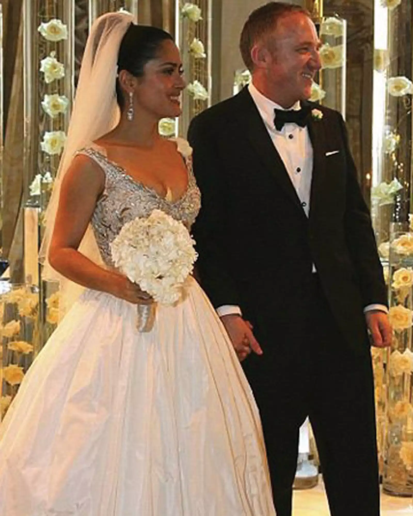 La actriz mexicana Salma Hayel eligió para su boda con Pinault en 2009 un ramo de orquídeas blancas y stephanotis.