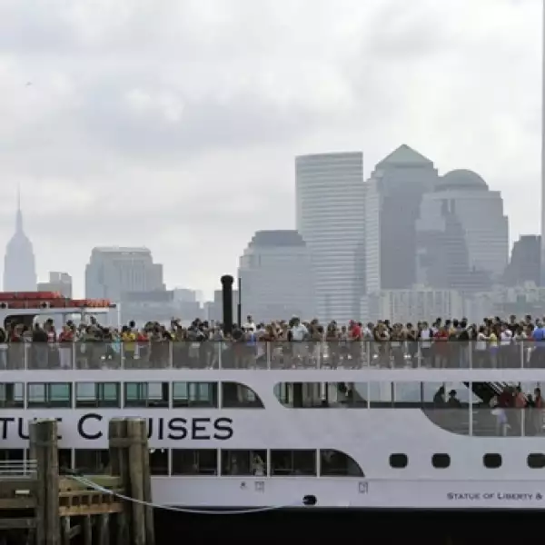 crucero que conduce a la estatua de la libertad 
