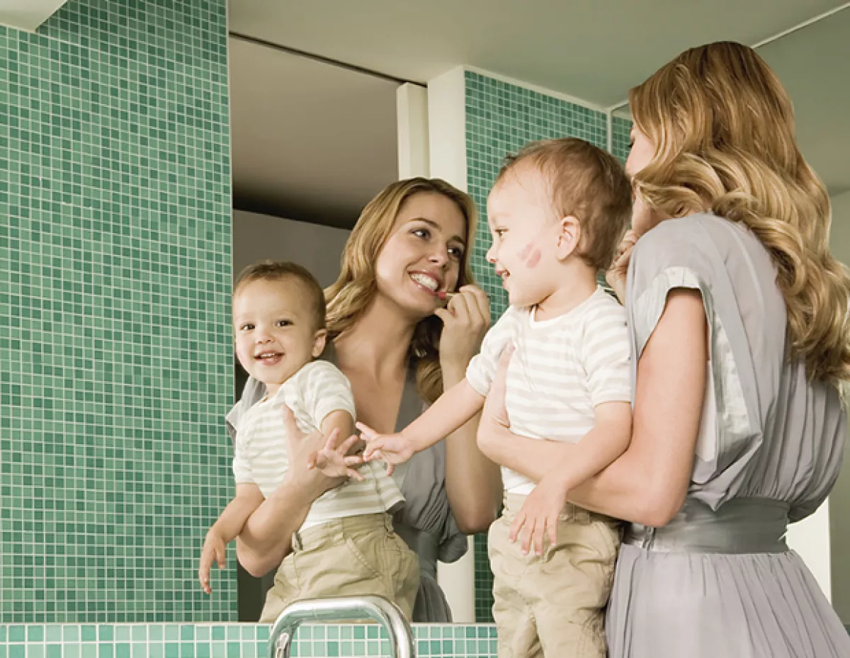 No trates de ponerte todo lo que te ponías antes. Con un buen corrector y rímel, esconderás las noches en vela.