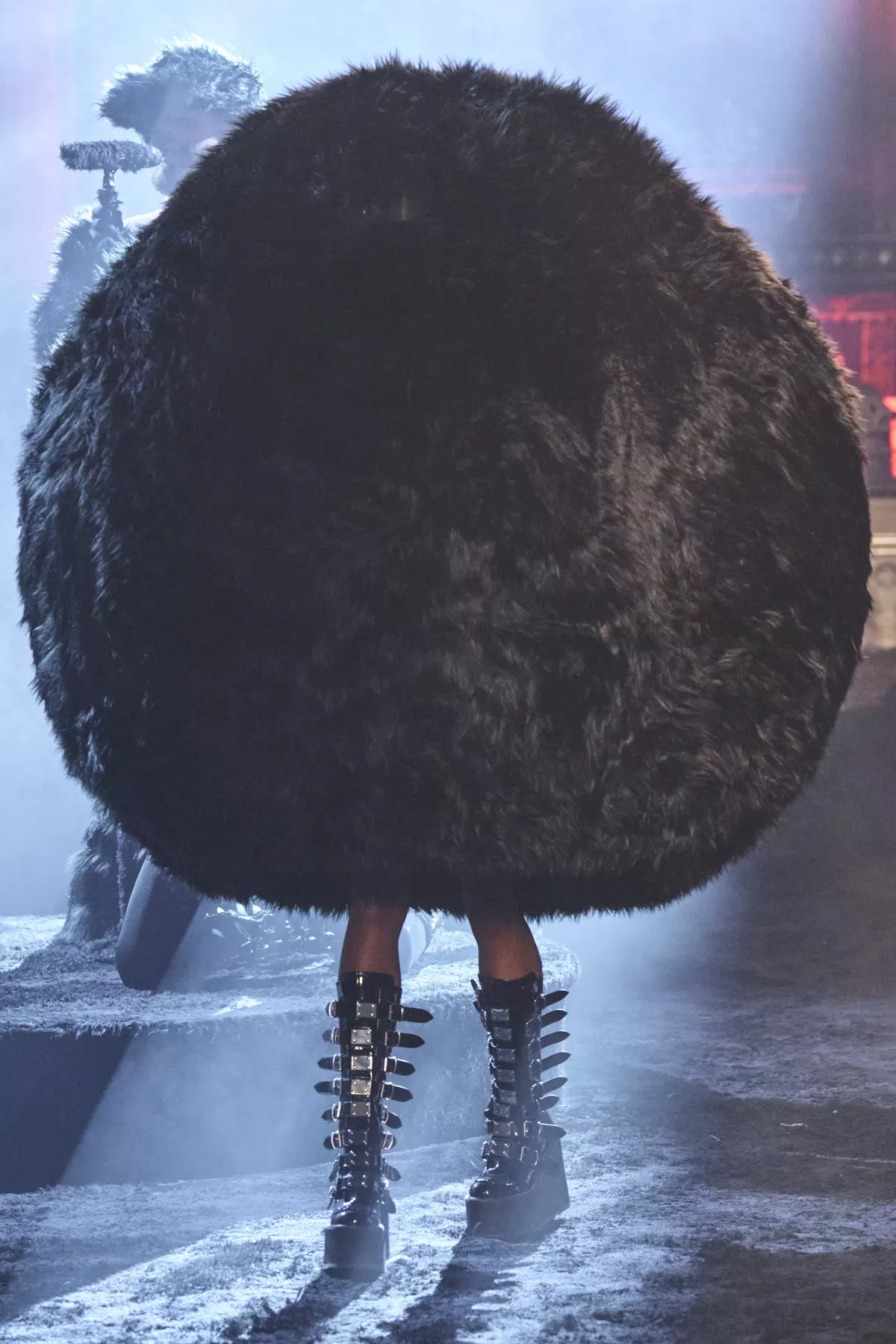 Modelo vestida con una bola de fur se pierde en la pasarela de Christian Cowan.