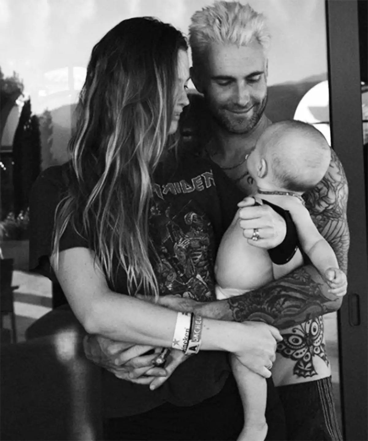 Behati Prinsloo y Adam Levine