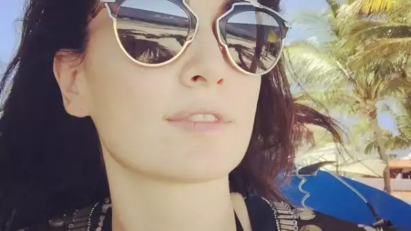 Con bellas fotografías, la guapa actriz inició su aventura por el Caribe.