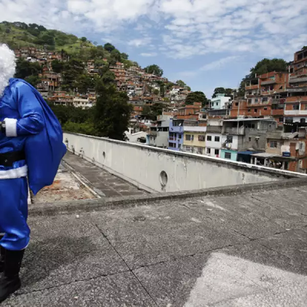 Un policía de Río de Janeiro, Brasil, se disfrazó de Santa Clos, pero con los colores típicos del uniforme.