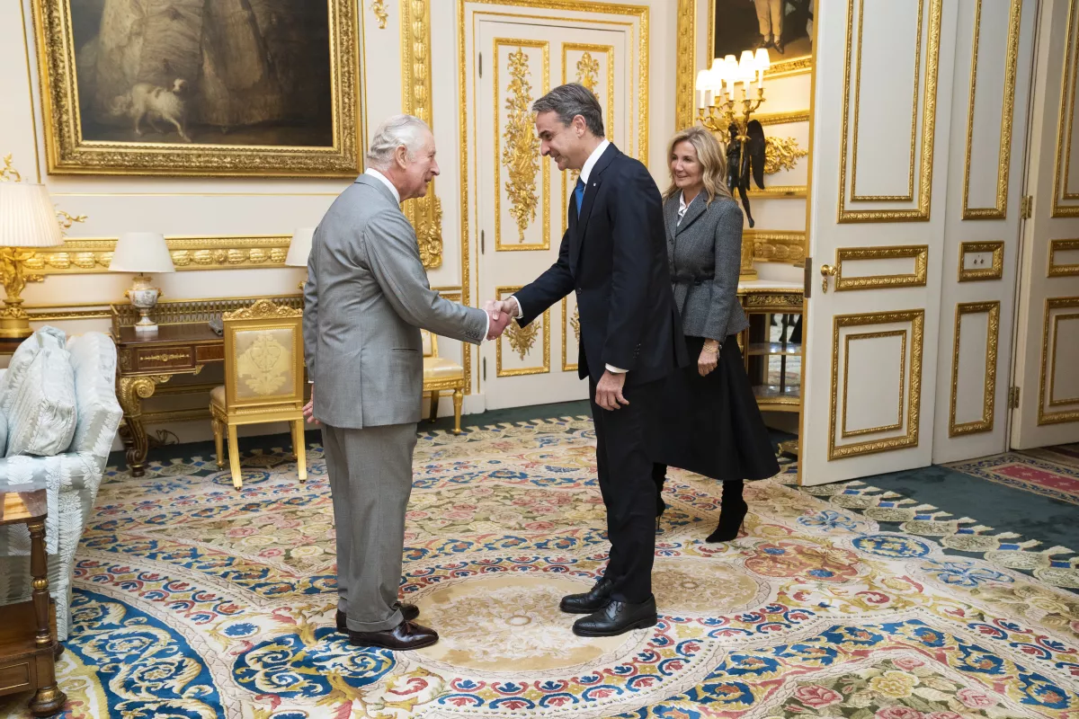 Rey Carlos III, primer ministro de Grecia, Kyriakos Mitsotakis, y su esposa Mareva Grabowski-Mitsotaki