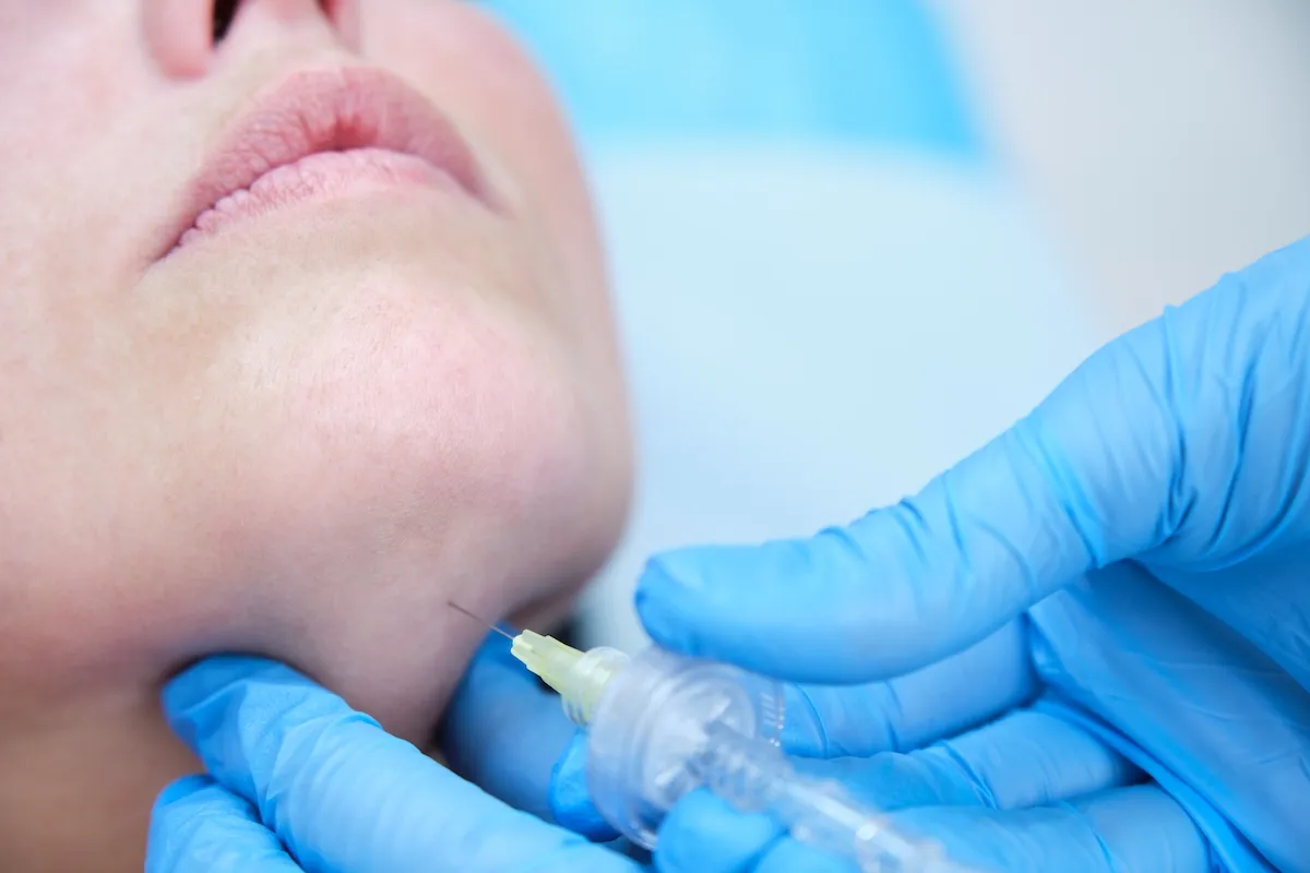 Hands,With,Blue,Gloves,Injecting,Carboxytherapy,To,A,Girl,In