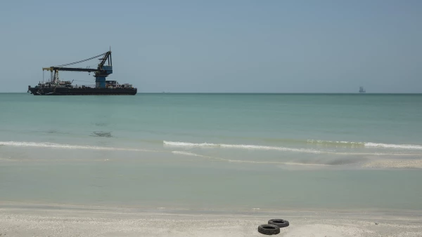 Titán II, una embarcación que operaba Oceanografía, pero que arrendaba a la firma sueca, y que pertenece a una firma Ucraniana, lleva desde el 29 de enero varada en las costas de Ciudad del Carmen, y cuya responsabilidad ahora recae en el Sistema de Administración y Enajenación de Bienes (SAE).