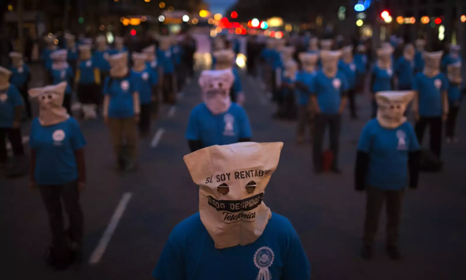 Empleados de la empresa Telefónica y de las industrias siderurgia, química, automovilística y de la construcción, participan en las manifestaciones en España.