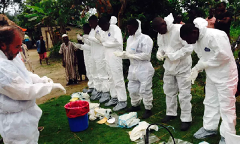 Un grupo de voluntarios se prepara para levantar los cuerpos que presuntamente fueron infectados por el ébola. (Foto: Reuters)