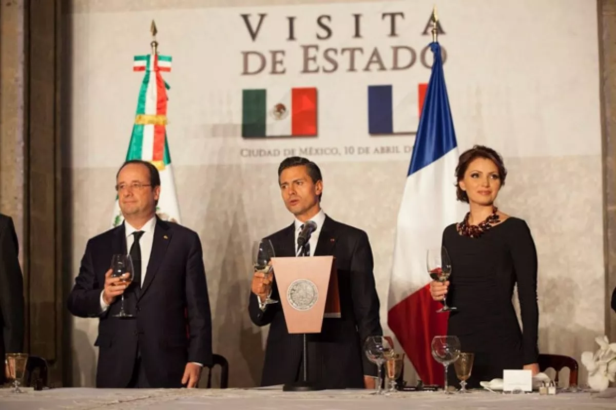 Francois Hollande, Enrique Peña Nieto y Angélica Rivera en el brindis por la relación México-Francia.