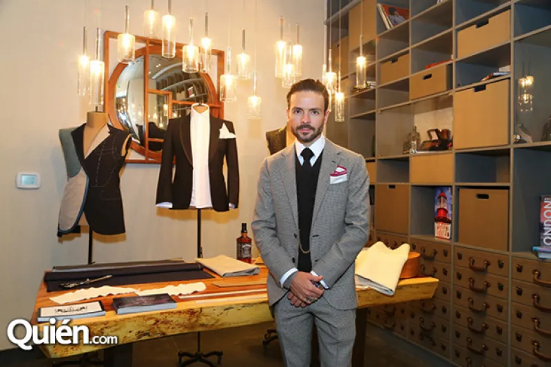 El actor sigue expandiendo su faceta en los negocios y lo acompañamos a la inauguración de su nueva barbería y sastrería en Santa Fe.