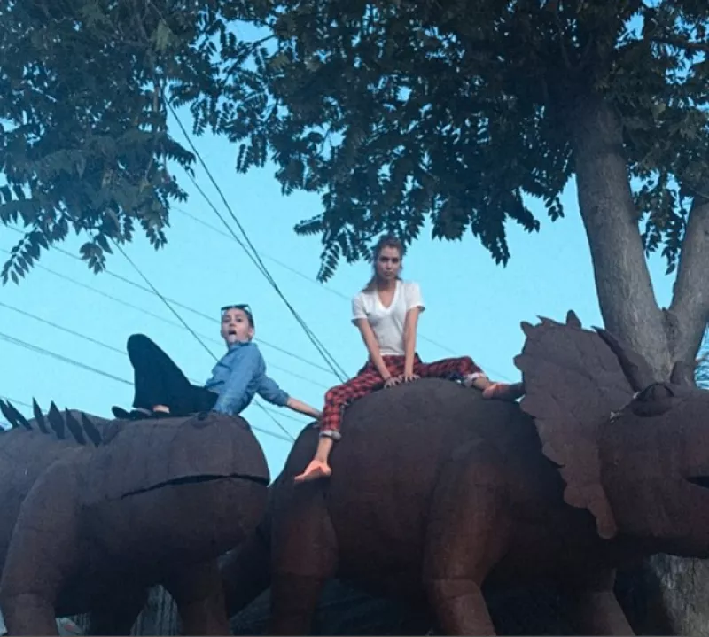 La polémica cantante parece confirmar su relación con la modelo Stella Maxwell al publicar divertidas imágenes con ella.