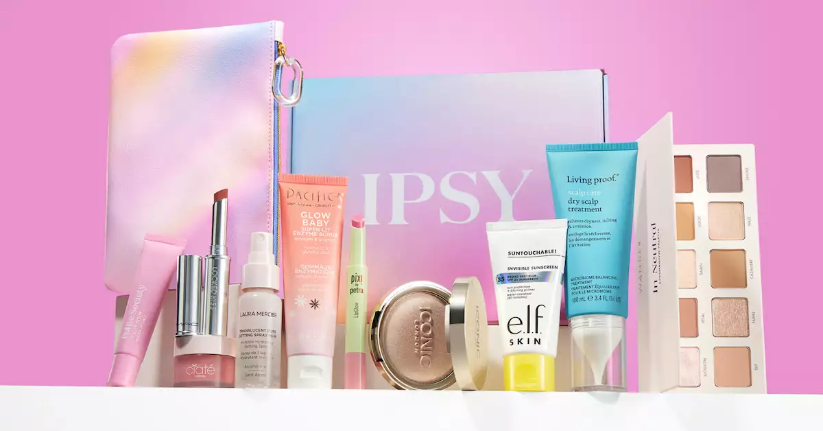 imagen de una Glam Bags de IPSY y alguno de los productos que incluye.