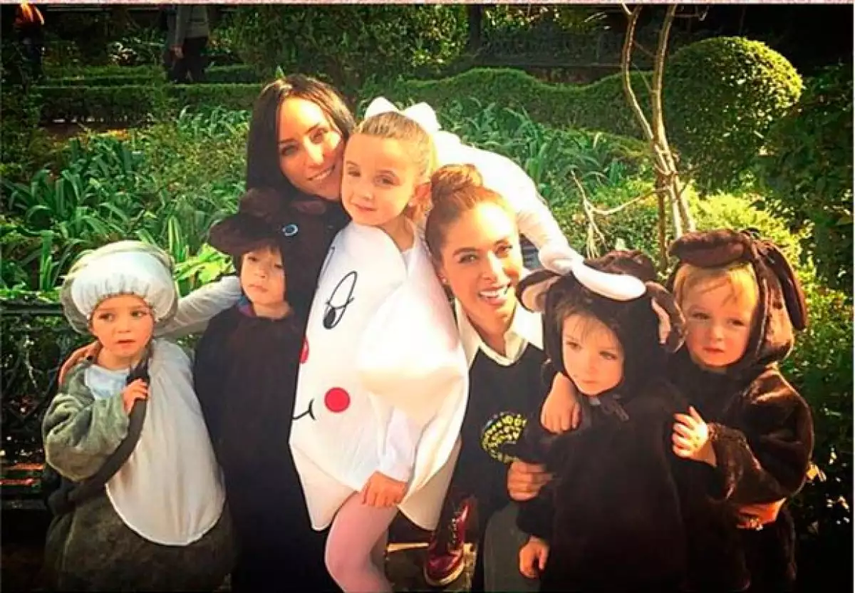 La conductoras, que además son grandes amigas, presumieron en redes sociales adorables fotografías de sus hijos listos para el festival navideño escolar.