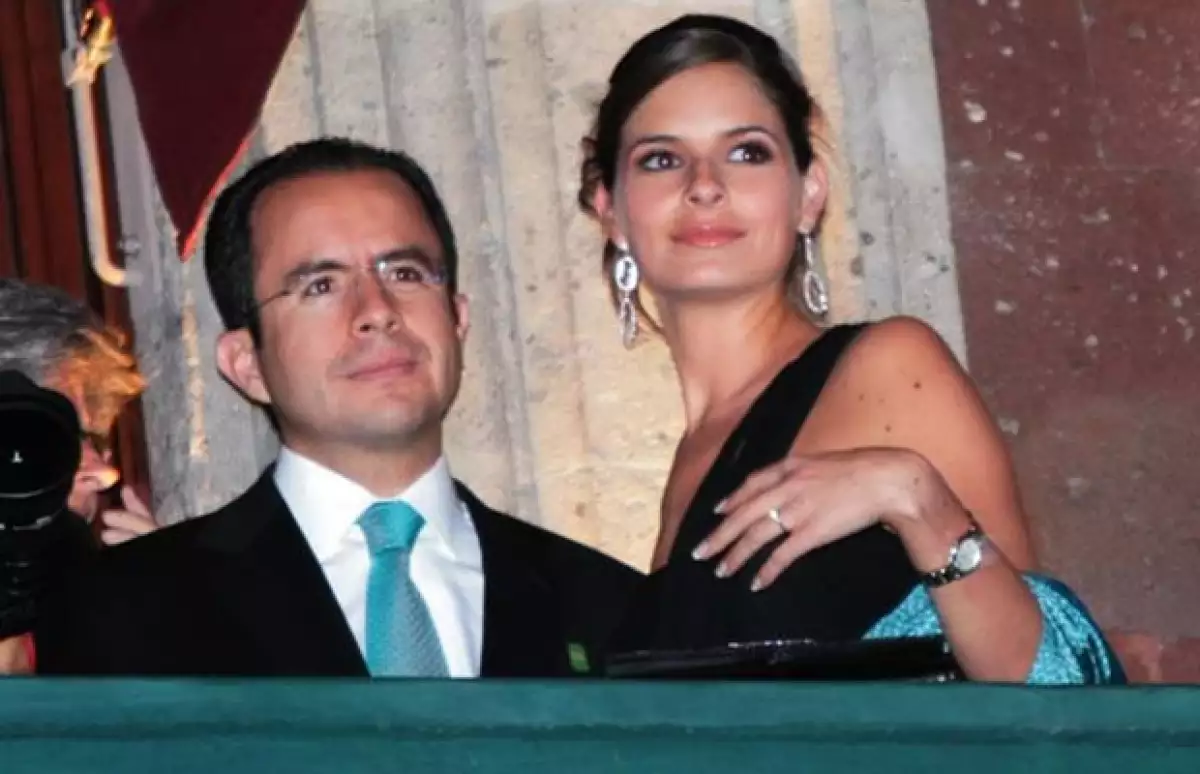 César Nava y Paty Sirvent en uno de los balcones de Palacio Nacional. Aquí la cantante presumiendo su anillo de compromiso.