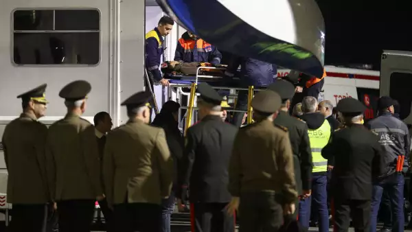 Un pasajero del avión Embraer de Azerbaijan Airlines, que resultó herido en un accidente cerca de la ciudad kazaja de Aktau, es transportado en una camilla a una ambulancia al llegar a un aeropuerto en Bakú, Azerbaiyán, el 26 de diciembre de 2024.