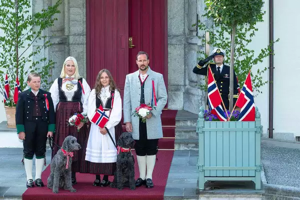 príncipe Sverre Magnus, la princesa Mette-Marit, la princesa Ingrid Alexandra y el príncipe heredero Haakon de Noruega