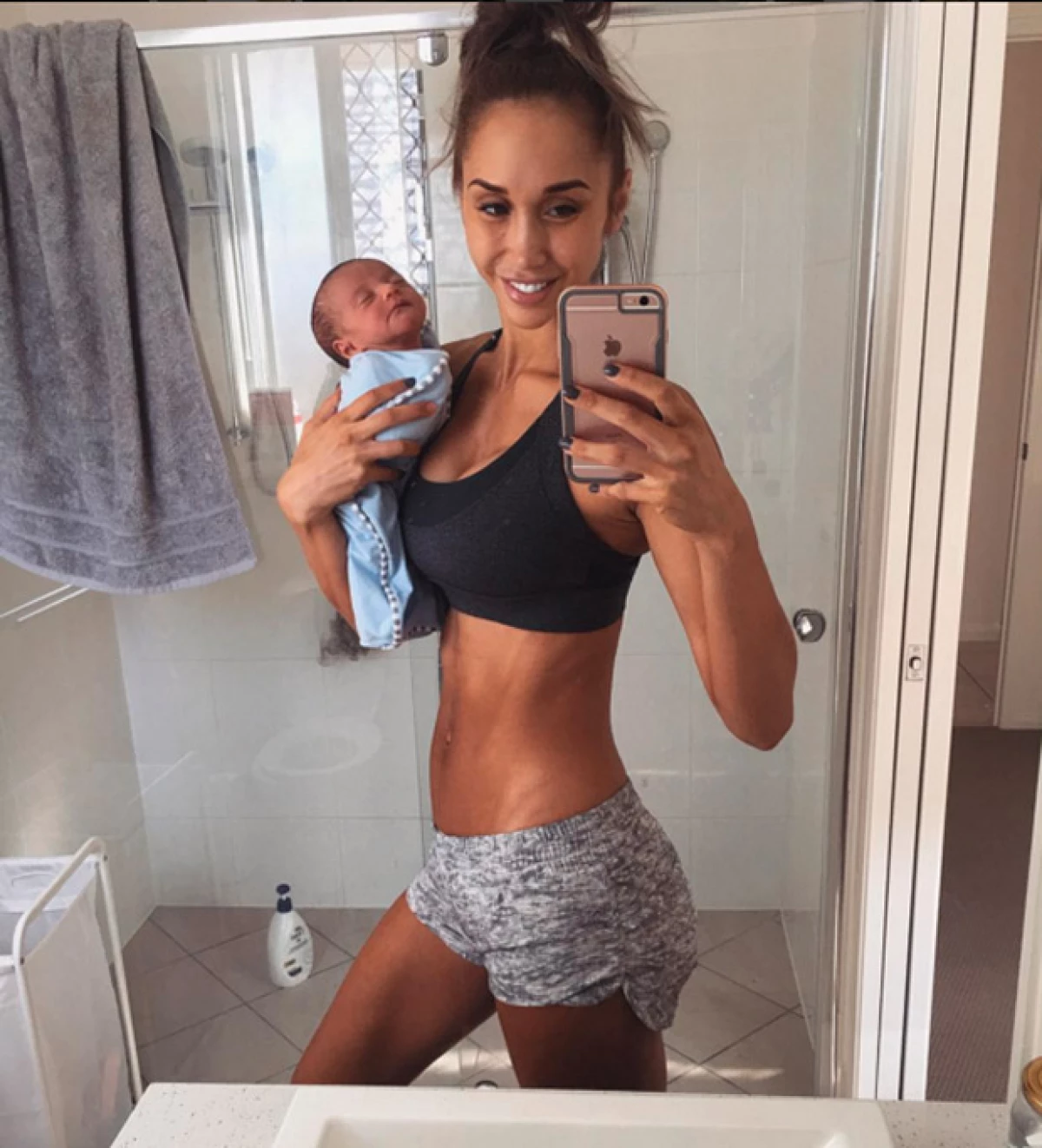 La modelo australiana, Chontel Duncan, generó polémica al publicar una foto en la que la cabecita de su hijo no estaba sostenida.