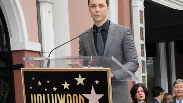 El protagonista de The Big Bang Theory llegó al reconocido "Paseo de la Fama" acompañado de familiares, amigos y compañeros de elenco.