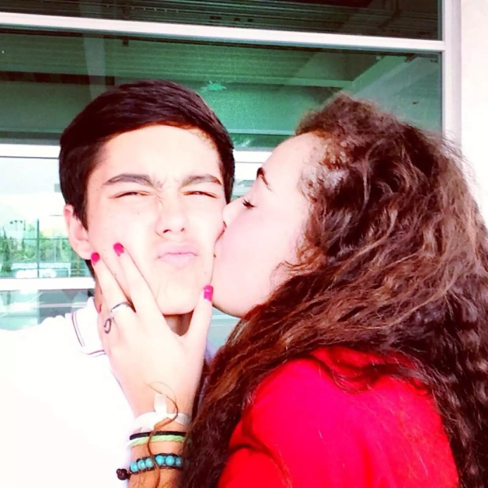 La joven pareja aprovecha cualquier momento para demostrarse afecto.