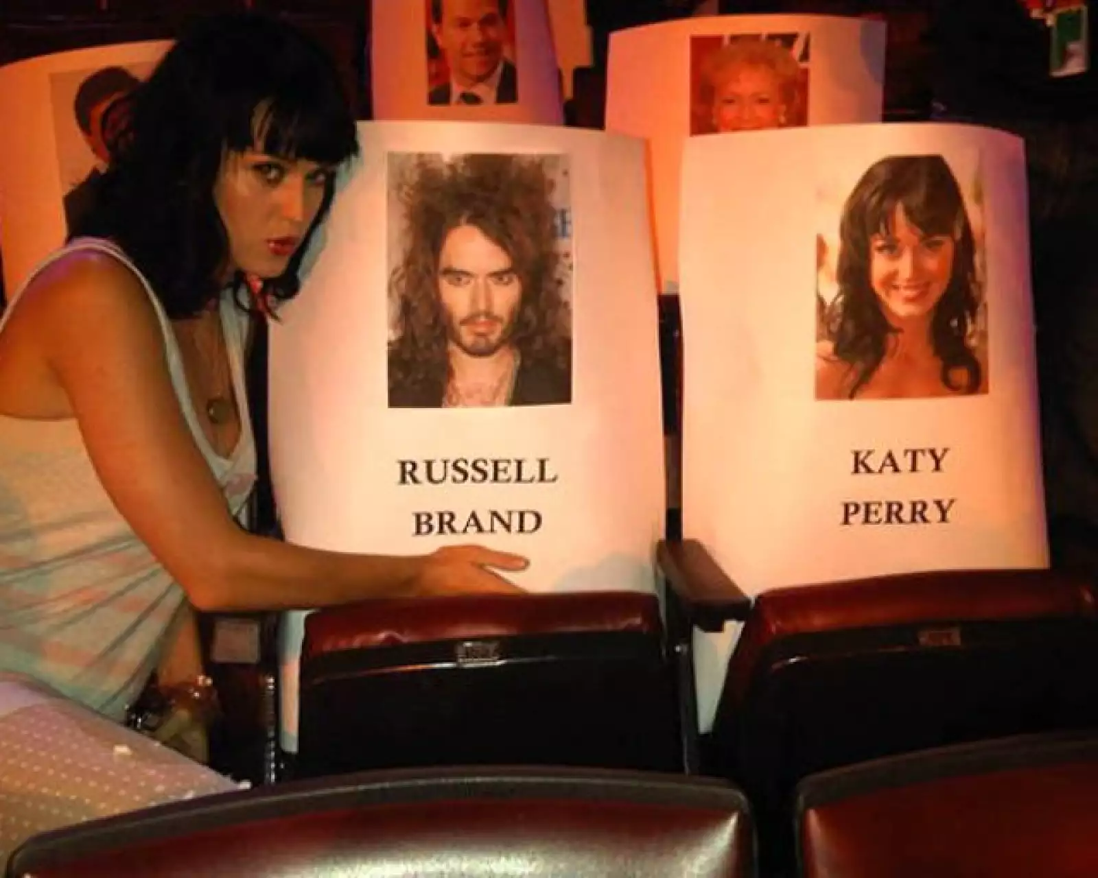 Katy Perry escribió: ¡Trío!