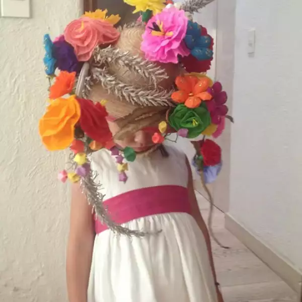 Al parecer a Inesita no le gustó nada su sombrero pues según tuiteó la conductora, su hija estaba furiosa.