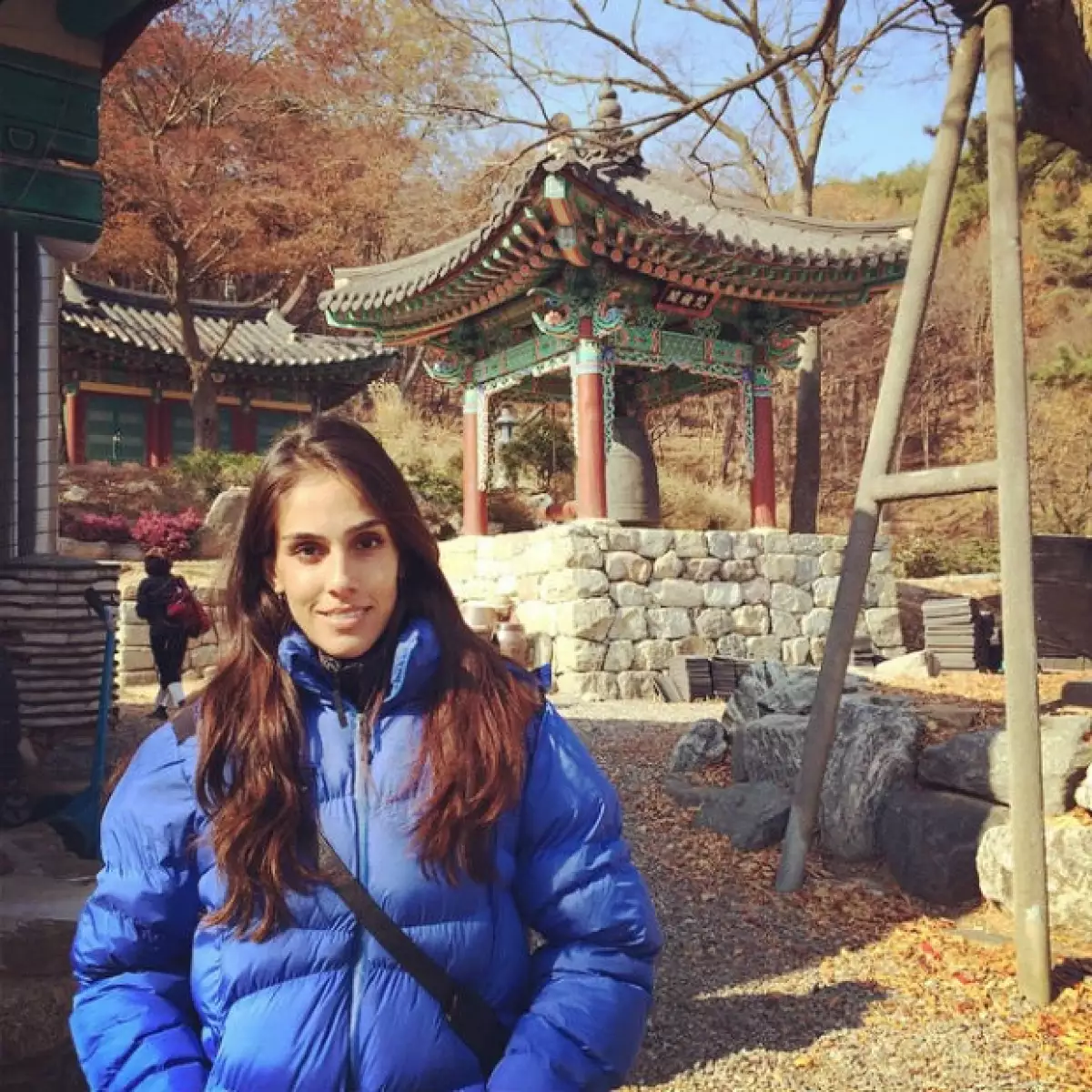 Los recién casados terminan su honeymoon por Asia y la actriz no deja de admirar cuánto le impresiona lo atractivo que es su ahora esposo Leonardo de Lozanne.