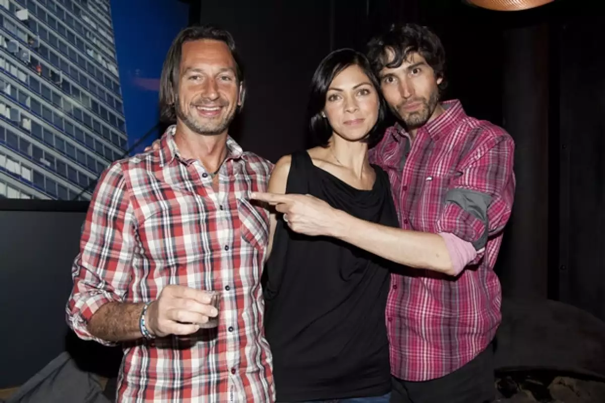 Benny y su esposa con el productor.