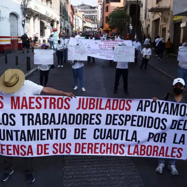 Cientos de trabajadores marcharon esta mañana por la calles del centro de la ciuad para conmemorar el Dia del Trabajo