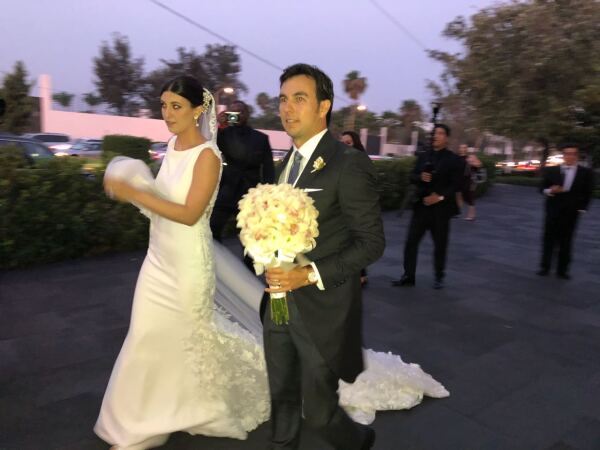 Los recién casados saliendo de la iglesia