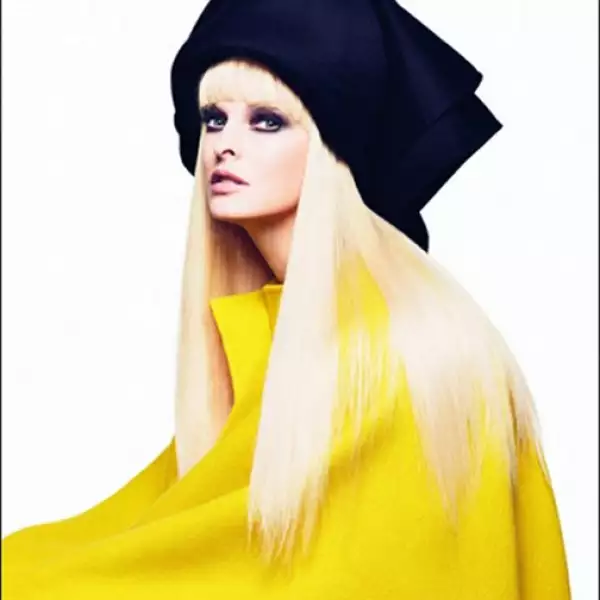 Rubia platinada con el pelo totalmente lacio.