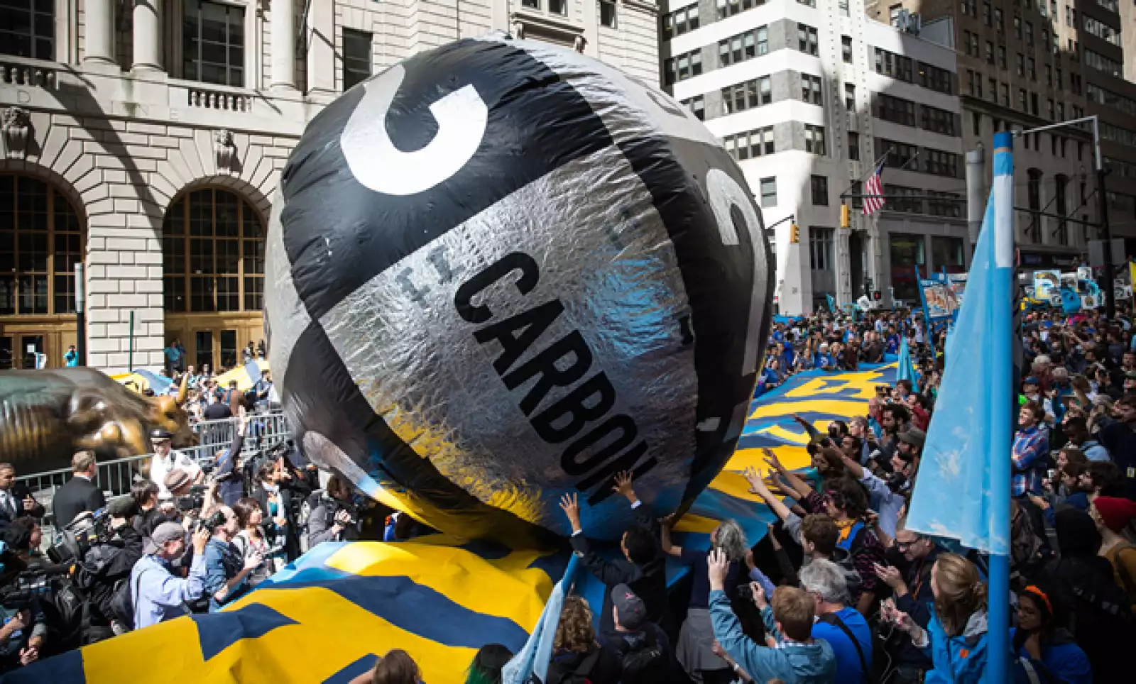 Los organizadores de Flood Wall Street dicen que esperan que la acción del lunes llame la atención sobre el vínculo entre las políticas económicas y el medio ambiente, y acusa a las principales instituciones financieras de "explotar a las comunidades, los