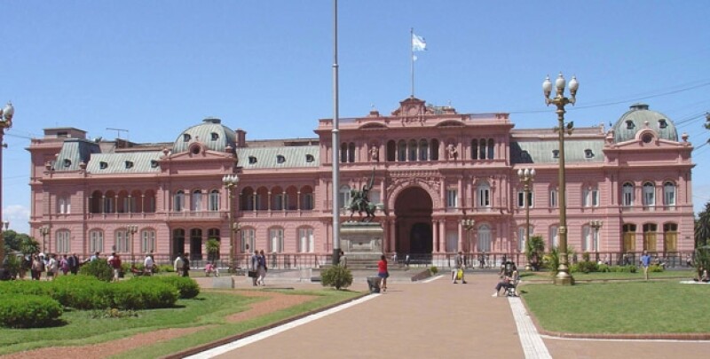 El lugar donde está construida la Casa Rosada antes fue un fuerte. Después se construyó el Palacio de Correos y a un lado estaba la Casa de Gobierno, por estética se unieron a través de un arco central.