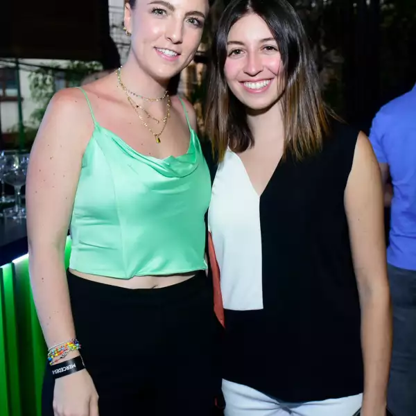 Ceci Pfeiffer y Sofía Cortina posan sonriendo