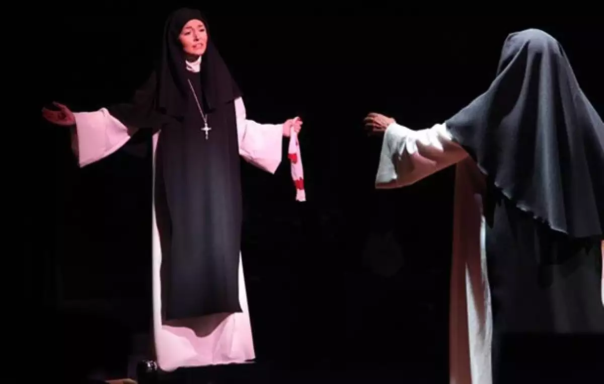 La joven actriz presentó anoche la obra "Ausencia de Dios" en el teatro Polyforum Cultural Siqueiros. En la puesta comparte créditos con la primera actriz Jacqueline Andere y Raquel Olmedo.