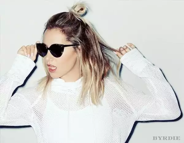 Ashley Tisdale demuestra cómo usar el half bun.