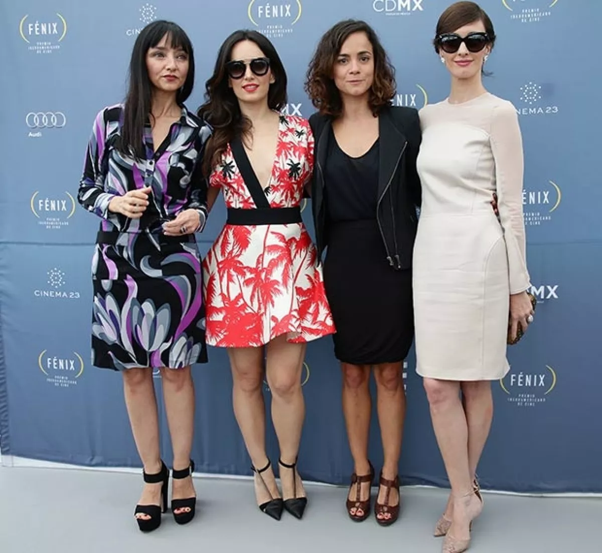 La actriz brilló al lucir un escotado vestido blanco con motivos florales. Aquí la vemos en compañía de Maria de Medeiros, Alice Braga y Paz Vega.