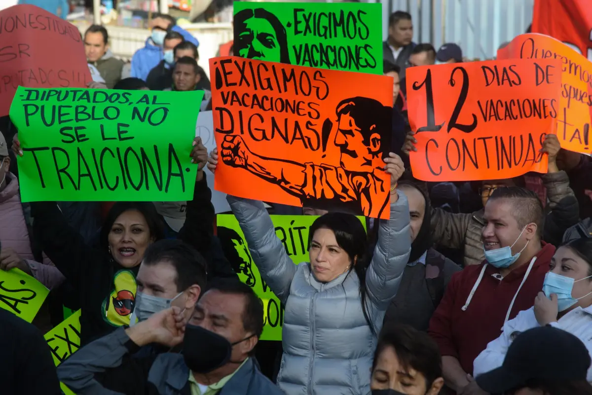 Trabajadores e integrantes de la Confederación Revolucionaria de Obreros y Campesinos (CROC) se manifiestan y bloquean varios accesos de la Cámara de Diputados por la modificación a  la minuta de las “vacaciones dignas” que reduce de 12 a 6 días de descansos de forma contínua, la cual se contempla sea discutida este día durante la sesión ordinaria.