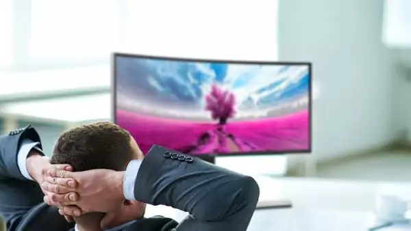 Monitor curvo avanzado con Active Crystal Color