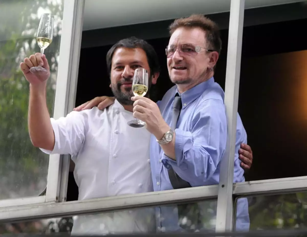 El vocalista de la agrupación irlandesa, quien festejó su cumpleaños en Polanco, fue acogido por sus seguidores mexicanos. Él correspondió acercándose.