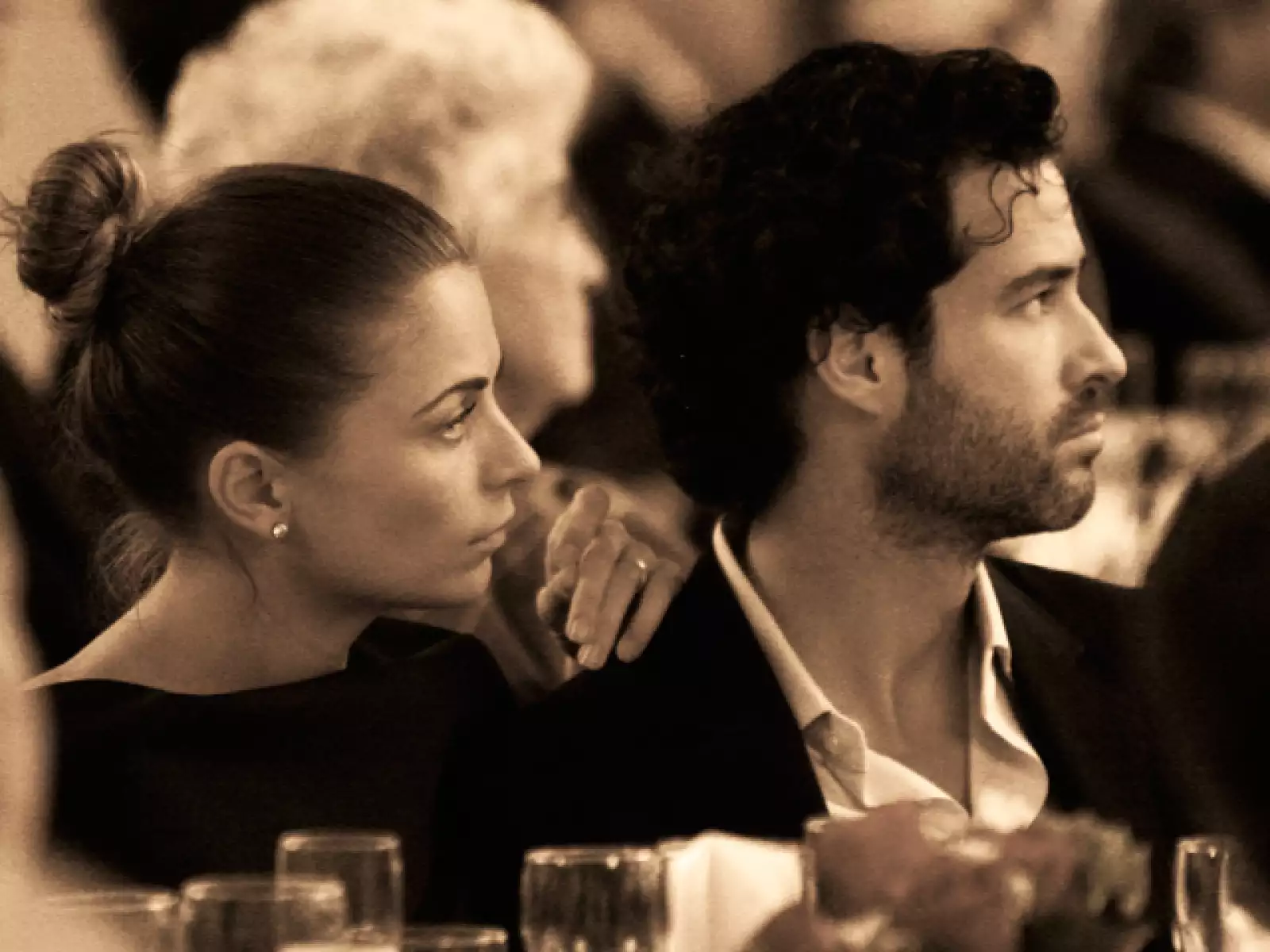 Una fuente cercana a  la pareja reveló que durante su estancia en  la Ciudad de la Luz, Emiliano le dio el anillo de compromiso a la actriz.