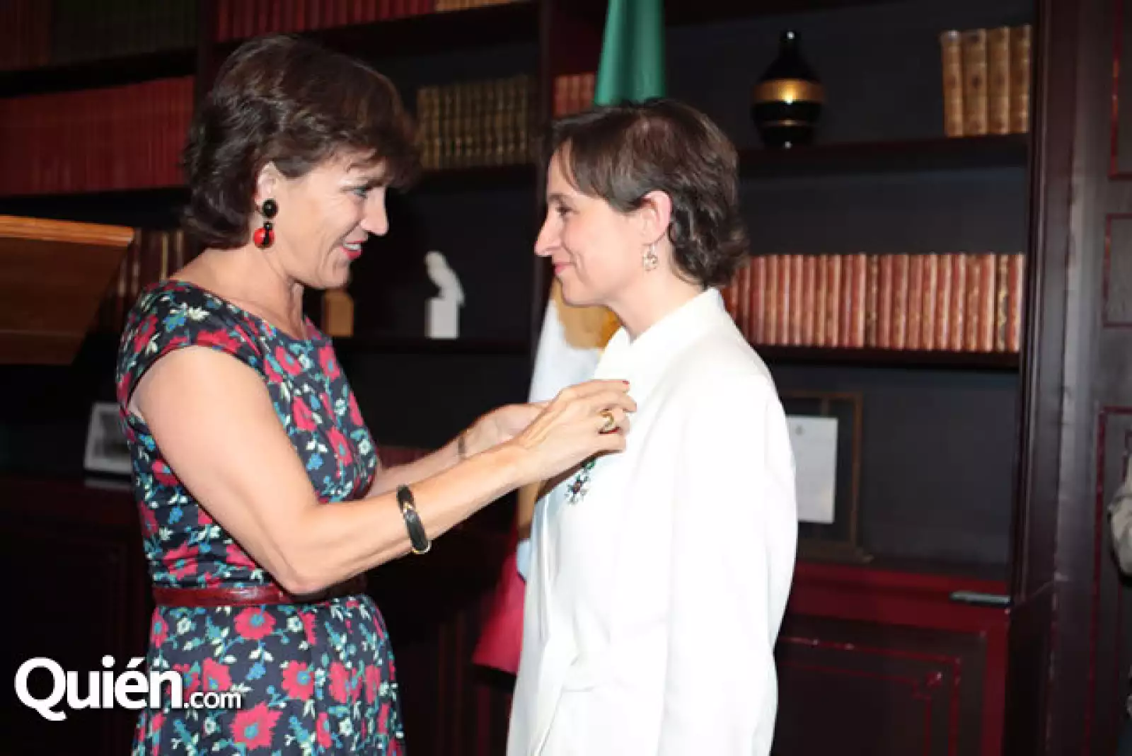 Elisabeth Beton,Carmen Aristegui